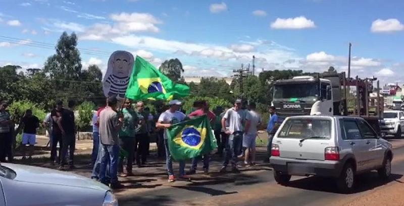 Manifestantes contrários ao ex-presidente Lula fecham trecho da PR-280 em Marmeleiro, no sudoeste do Paraná