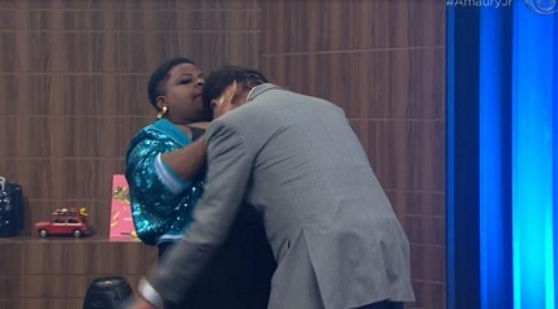 Jojo Todynho realiza sonho e põe seios na cara de Amaury Jr.