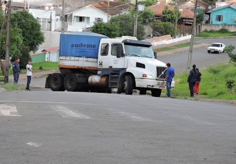 CaminhÃ£o fica atravessado em rua que dÃ¡ acesso Ã rodovia, em Wenceslau Braz