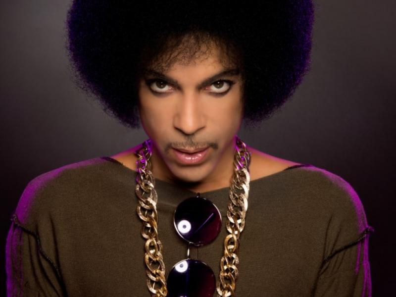 Prince canta Bowie, Bob Marley e Joni Mitchell