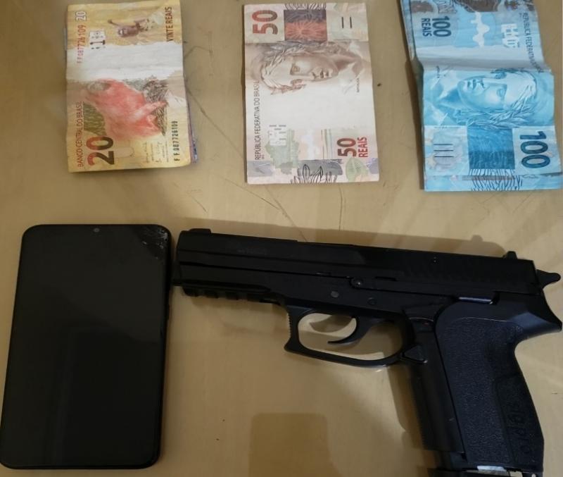 PM prende homem com simulacro de pistola e recupera caminhonete