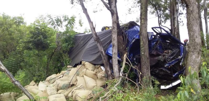 Caminhoneiro morre em acidente na PR-092