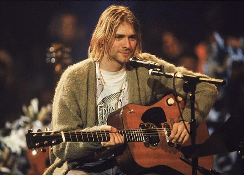 Casaco de Kurt Cobain cheio de marcas de cigarro é leiloado por US$ 334 mil