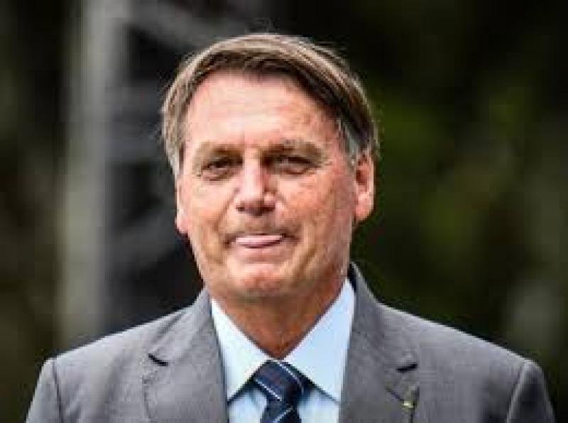 Após dizer que não dava bola, Bolsonaro diz que tem pressa para vacinação