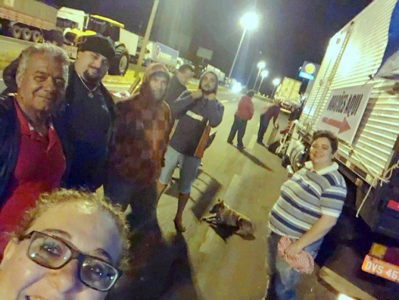 Ristorante Divino Gusto distribui bolo para caminhoneiros em S. A da Platina