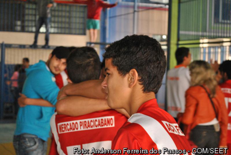 Título de campeão do futsal vai para o colégio Miguel Dias