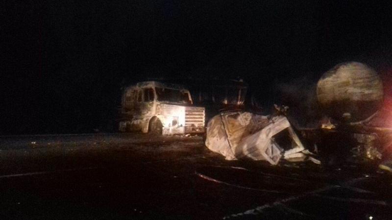 Após batida, caminhão tanque explode e condutor morre carbonizado