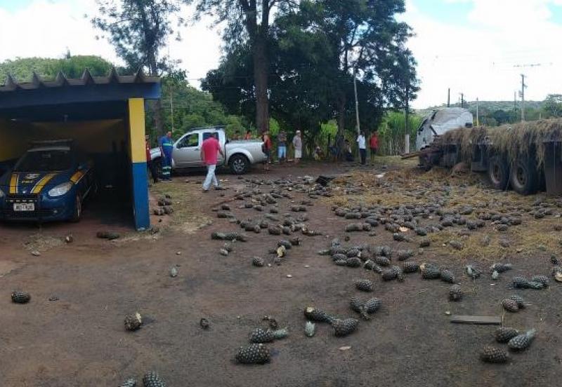 Caminhão perde freio e tomba em pátio da PRF