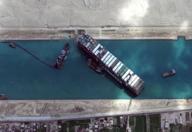 Navio encalhado no Canal de Suez é liberado após seis dias