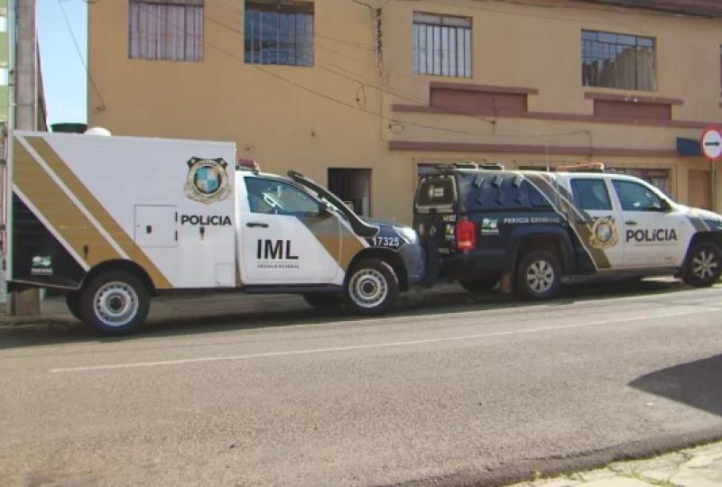 Mãe suspeita de matar os filhos fica em silêncio em depoimento, e versão de surto é descartada pela polícia, diz delegada