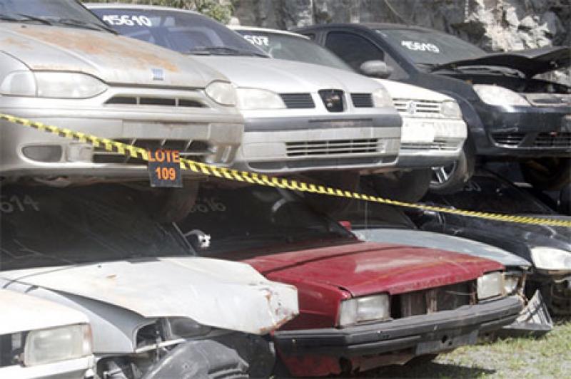 DER promove leilão de carros e motos na condição de sucata