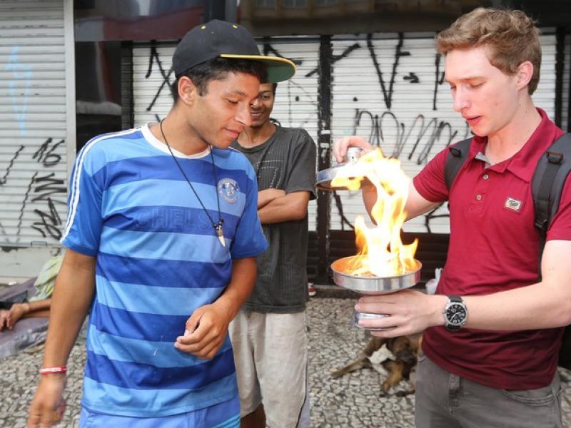 Em “truque solidário”, mágico distribui sanduíches e café a moradores de rua