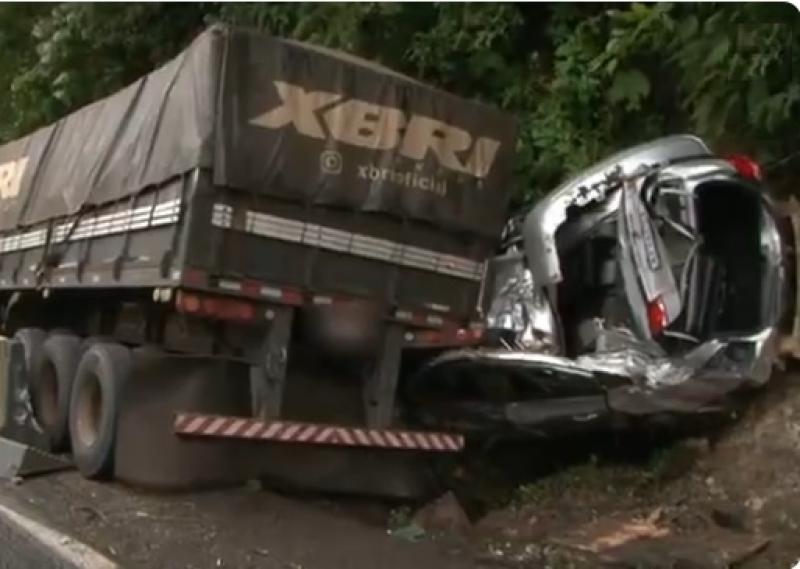 Criança é salva por bebê conforto após carro ser prensado por caminhão em barranco em serra do Paraná