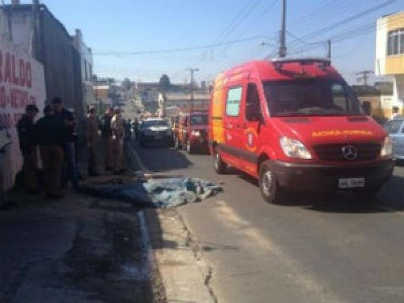 Pedestre morre arrastado 1 km por caminhonete