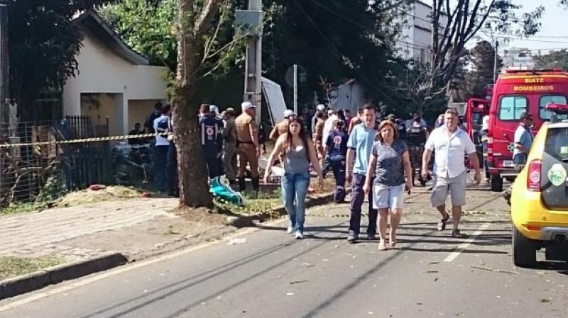 Avião cai no bairro Bacacheri, em Curitiba