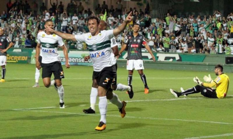 Kléber Gladiador ainda é dúvida no Coritiba para enfrentar o Vitória