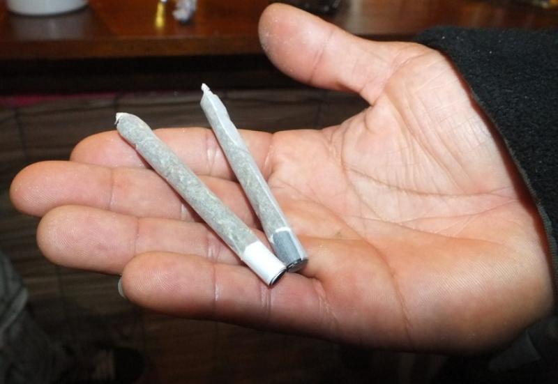 Homem é preso em W. Braz enquanto fazia cigarro de maconha em via pública