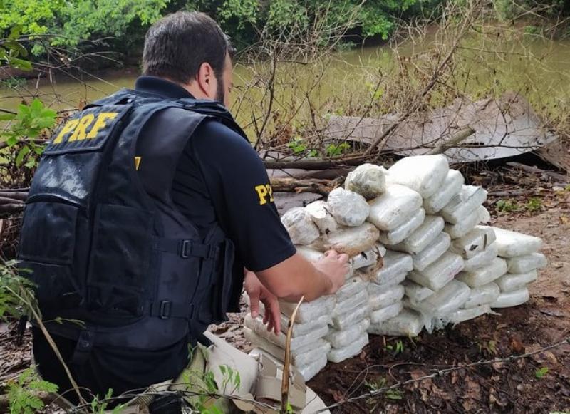Ação conjunta entre a PRF e o 13º BAEP apreende skunk em Santo Antônio da Platina