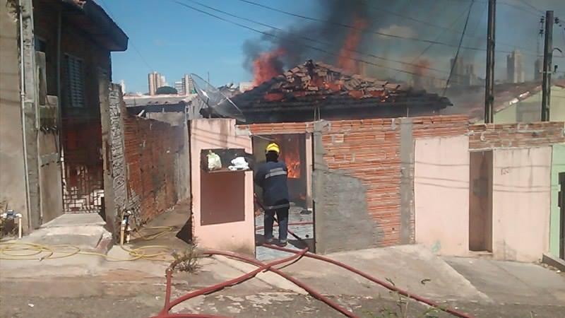 Incêndio criminoso destrói totalmente casa em bairro de Cornélio