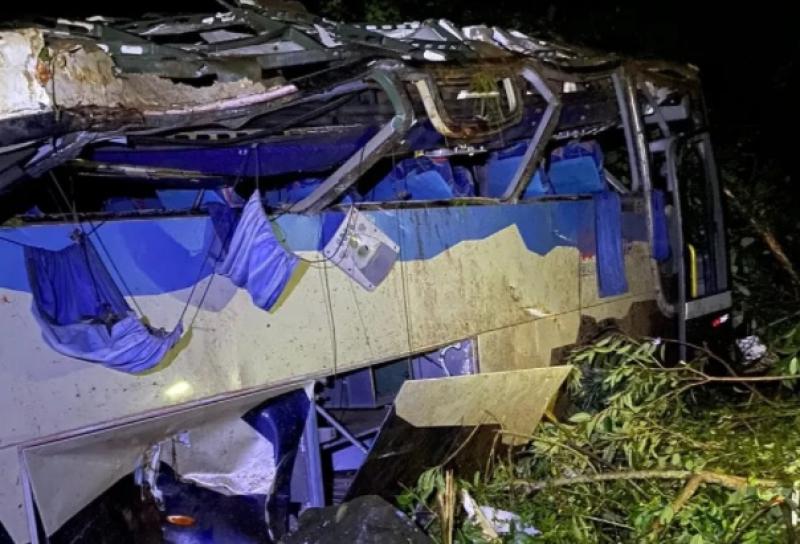Ã”nibus cai em ribanceira e deixa 10 mortos e outros 21 feridos, em Sapopema