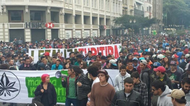 Marcha da maconha reuniu pelo menos 4 mil pessoas pacificamente em Curitiba