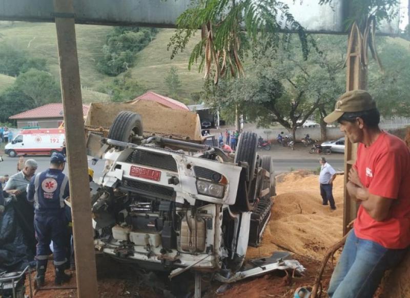 Caminhão carregado com milho tomba e motorista morre na hora