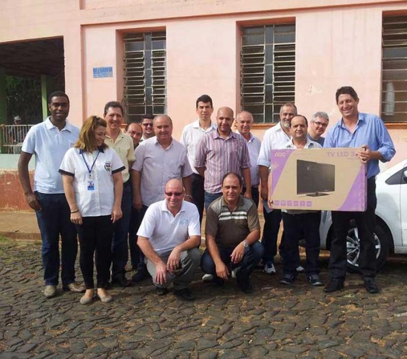 Asilo São Vicente de Siqueira Campos recebe veículo zero quilômetro e 8 televisores