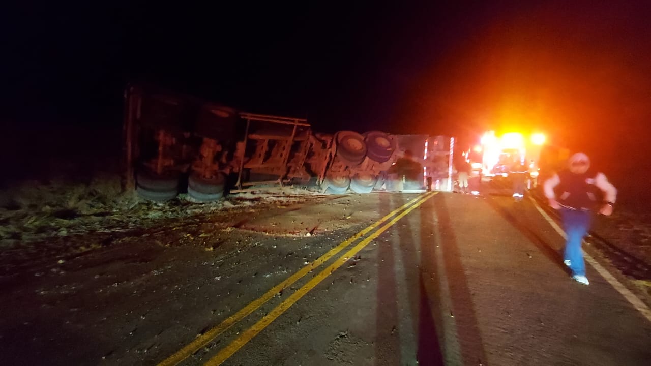 Carreta tomba na PR-092 e motorista morre