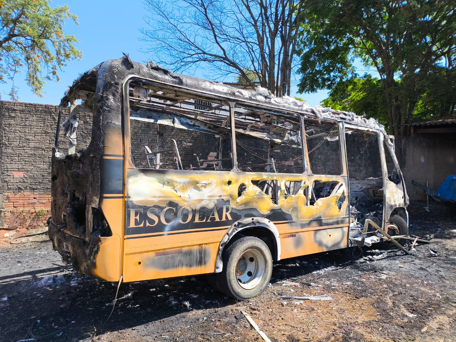 Vândalos incendeiam ônibus escolar da Prefeitura de Quatiguá