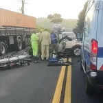 Colisão entre carro e carreta deixa funcionário de concessionária morto próximo ao Posto Acaron