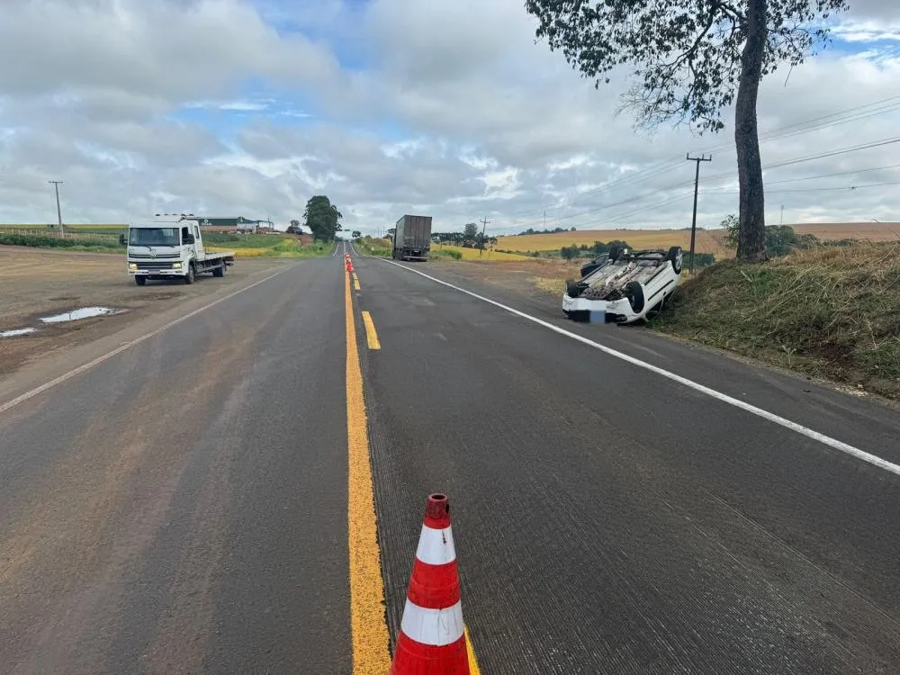 Capotamento deixa duas pessoas feridas em acidente na PR-092, em Wenceslau Braz