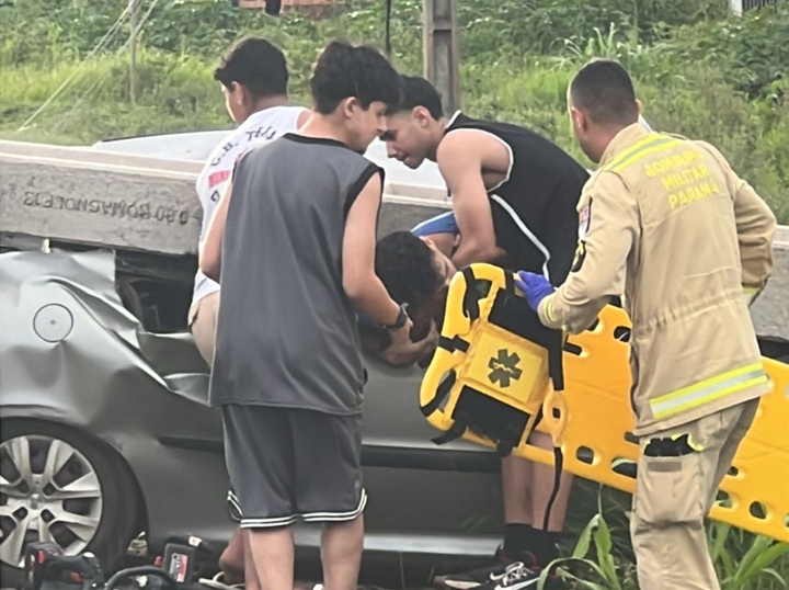 Colisão contra poste deixa três feridos