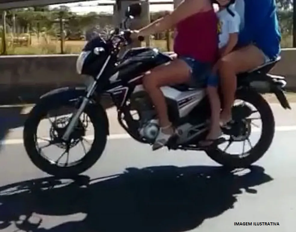 Policia Militar apreende motocicleta com 3 ocupantes em Cambará