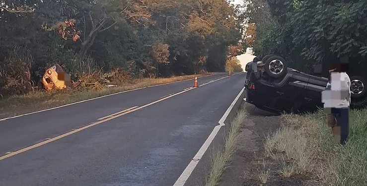 Colisão traseira entre veículos deixa motorista ferido na PR-218 em Joaquim Távora