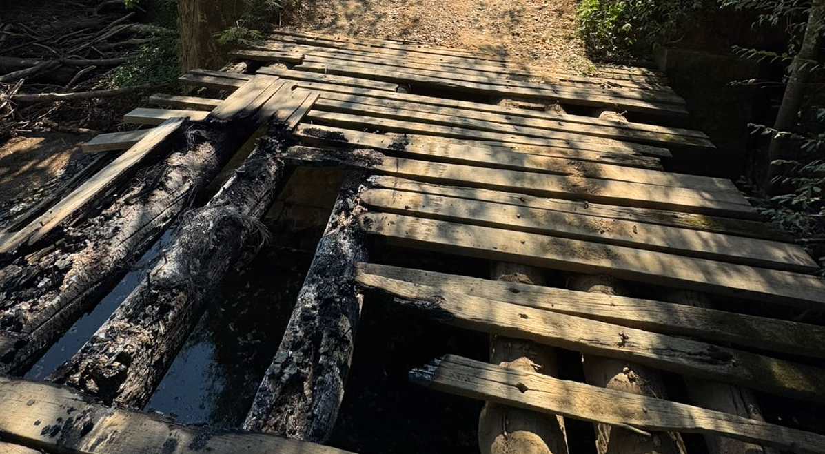 Vândalos atacam bem público e ateiam fogo em ponte do Bairro Jacaré em Quatiguá