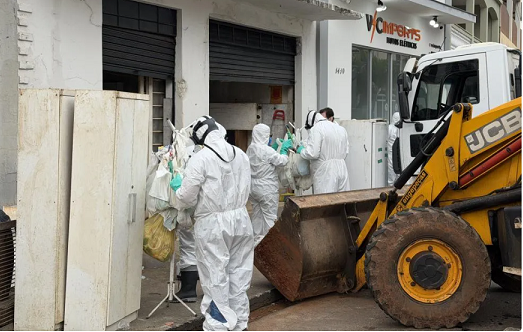 Casa tomada por toneladas de objetos mobiliza operação judicial e máquinas de remoção em Santo Antônio da Platina