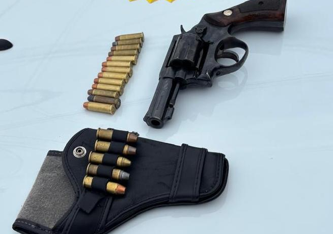 Polícia Militar prende homem armado após disparos contra vizinha e crianças em Carlópolis