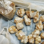Idoso tenta esconder o rosto da PM e acaba entregando esquema de tráfico com 114 pedras de crack