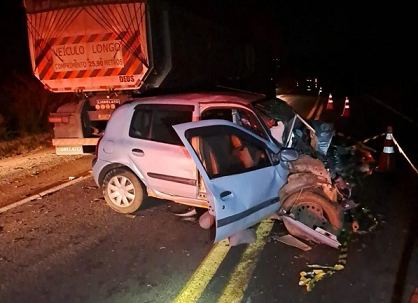 Homem de 55 anos morre em colisão frontal entre carro e carreta na PR-092