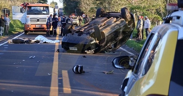 Idoso morre e homem fica ferido em grave acidente envolvendo motoneta, carro e micro-ônibus, em Jacarezinho