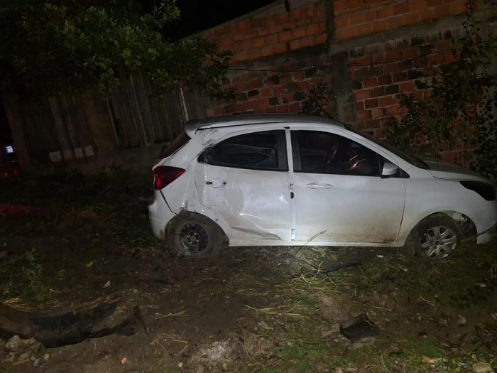 Motorista perde controle e bate em poste em Siqueira Campos