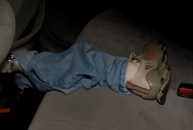 Motorista embriagado sai correndo com uma perna só após esquecer a prótese no carro durante fuga da polícia