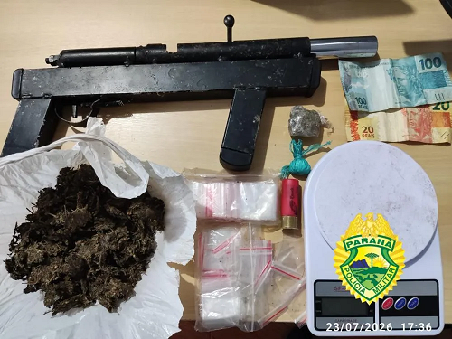 PM apreende arma, drogas e munições durante operação em área alvo de denúncias de tráfico em Santo Antônio da Platina