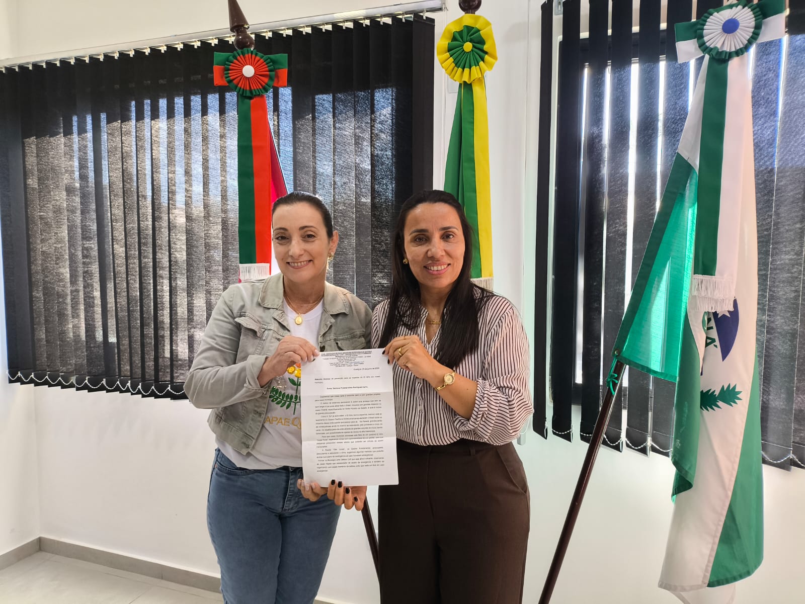 Alunos da APAE de Quatiguá entregam carta à prefeita Izilda Rodrigues com alerta sobre os efeitos do El Niño