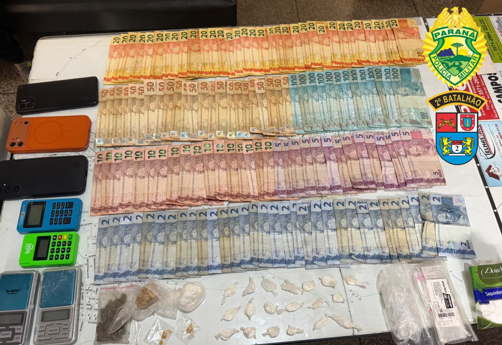 Três pessoas são presas por tráfico de drogas em operação da PM em Siqueira Campos; suspeito tinha mandado de prisão e ligação com facção criminosa