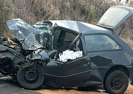 Acidente entre carro e caminhão provoca morte de jovem em Salto do Itararé