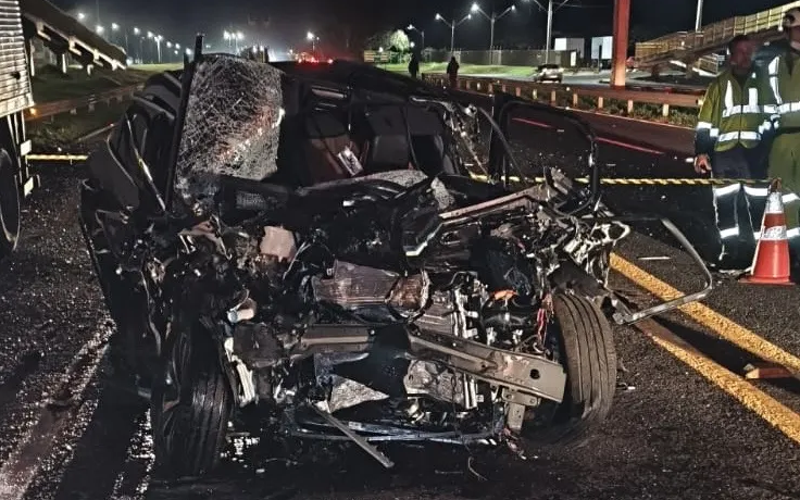 Mulher morre após carro bater na traseira de caminhão, invadir pista contrário e bater contra outro veículo de carga