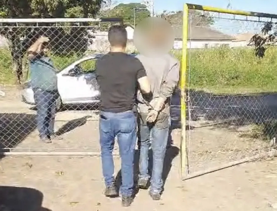 Homem é preso horas após invadir casa da ex e atacá-la com faca e socos em Jacarezinho