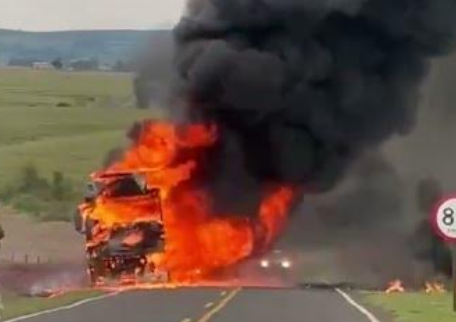 Bitrem carregado com farelo de soja pega fogo durante subida na PR-218, em Jundiaí do Sul