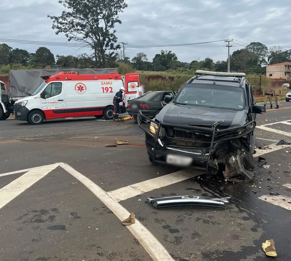 Viatura da equipe Canil da Polícia Militar se envolve em colisão na PR-160 e deixa três feridos